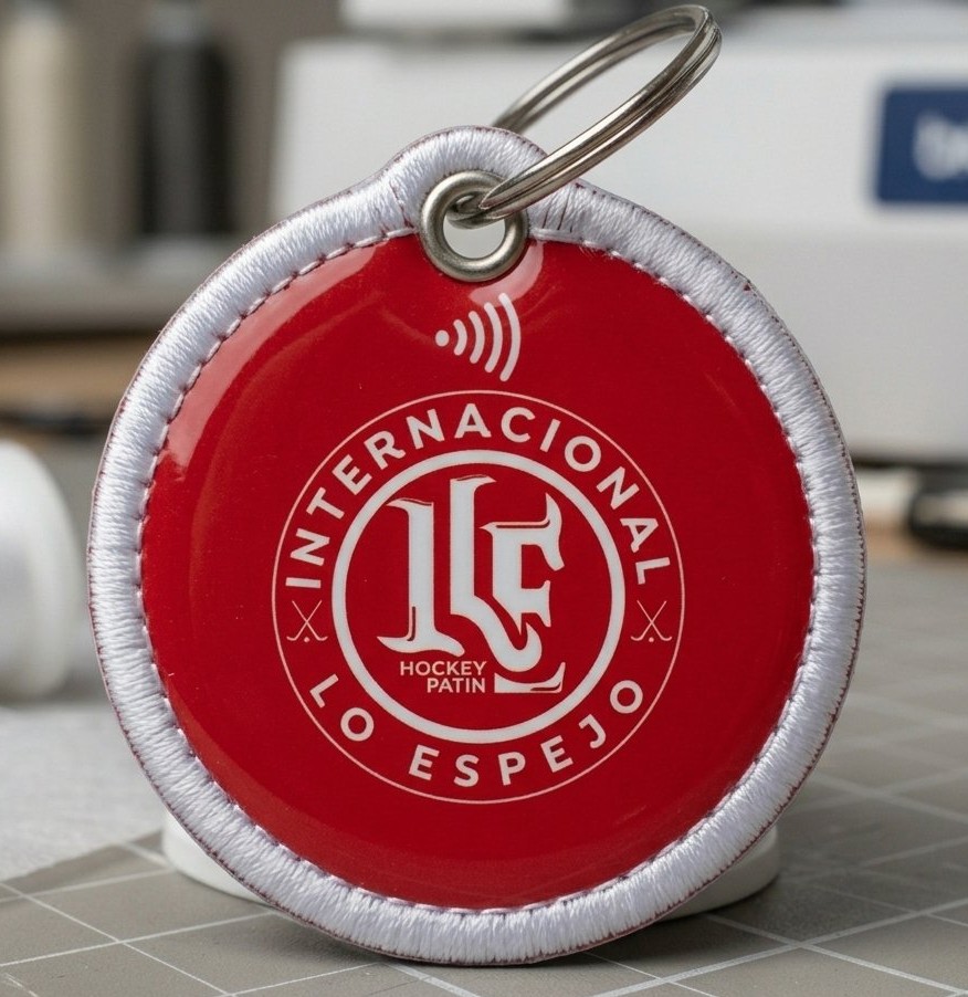 Llavero NFC bordado con el escudo del Club Internacional Lo Espejo Hockey Patín, trabajo real entregado por Bordados Berny